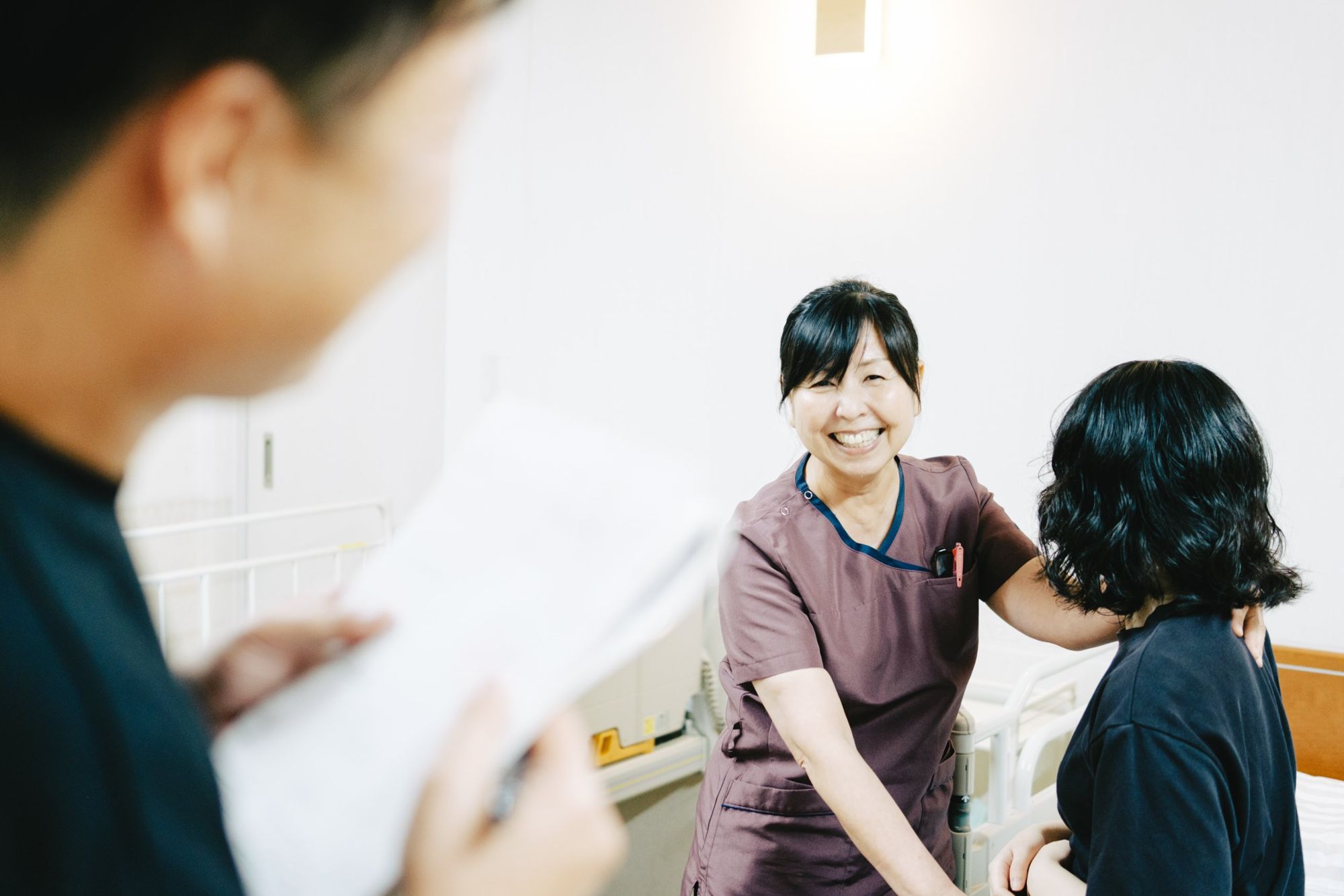 研修で、受講生に笑顔で声をかける講師